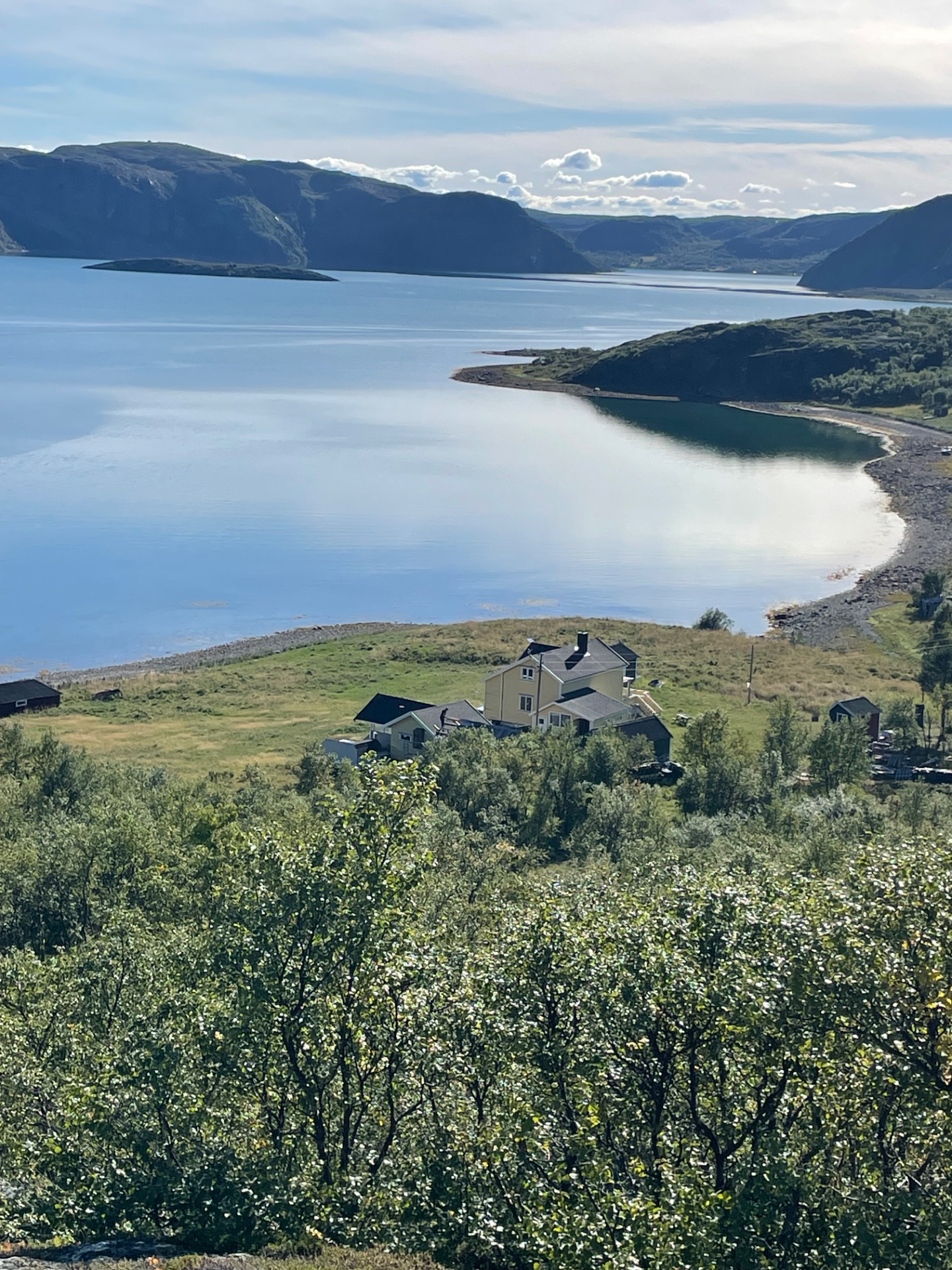 Vakre Nordmannsbukt fra toppen av fjellet. Vi går langs sjøen i lett terreng til hytta